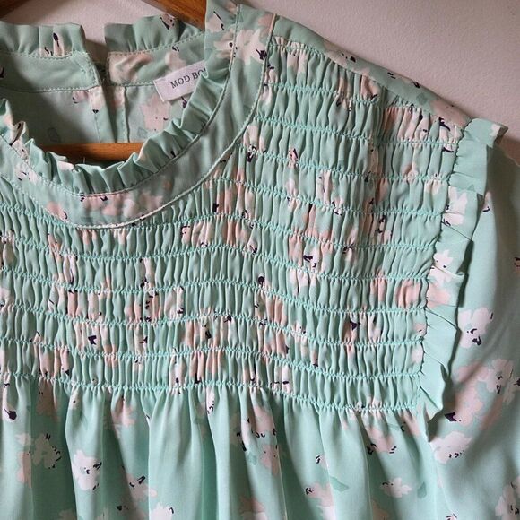 NWOT MOD BOUTIQUE FLORAL SMOCKED SHIRRED TOP SIZE LARGE - Picture 11 of 16